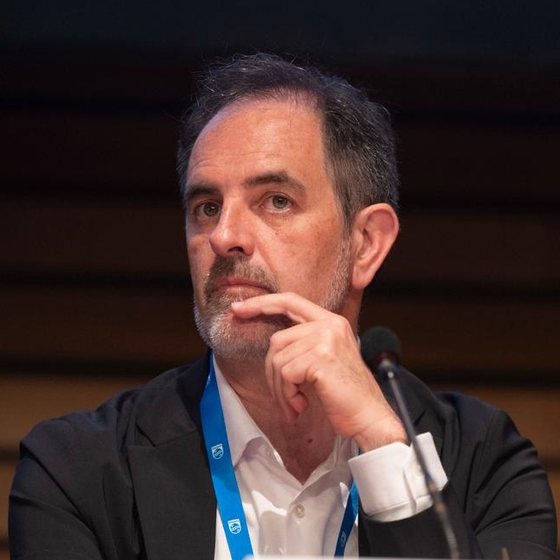 César Sánchez Meléndez en una mesa de ponentes / at a conference panel